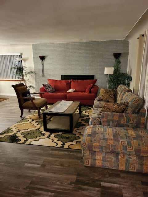Private Master Room near DTW Airport
