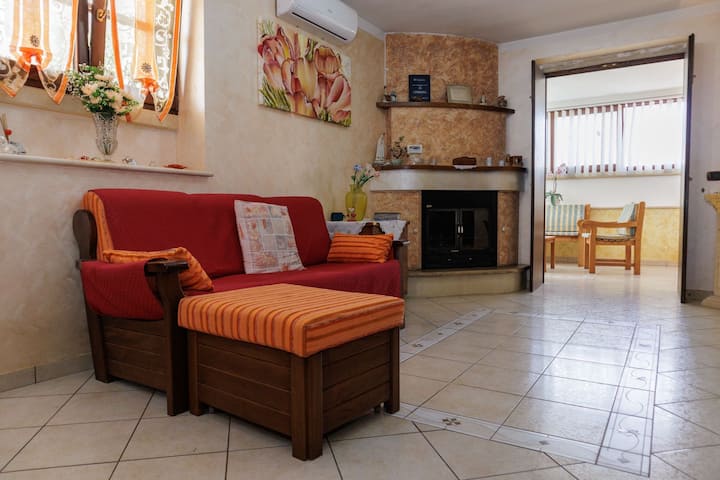 Sofa na Sehemu ya kuotea moto