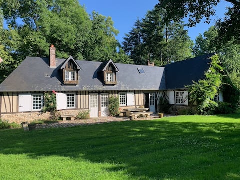 Honfleur Cottage for 9 people, 4.9-acre private park & fireplace