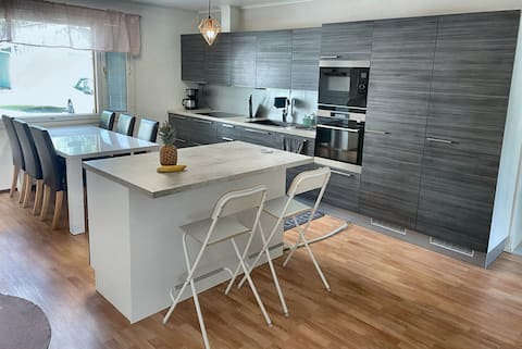 170m² Riverside Getaway w/Sauna & Free Parking