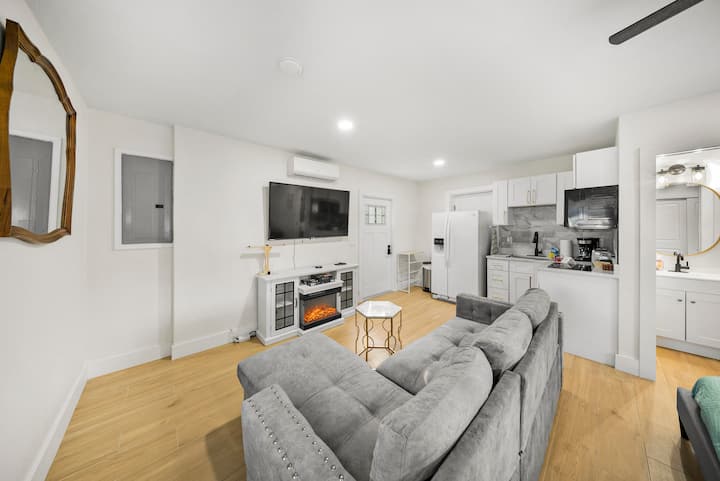 Spacious Studio: King Bed, Kitchenette & Full Bath - Tampa, FL