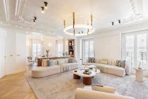 A 5BR/4BA Duplex w/Services in La Madeleine-Opera