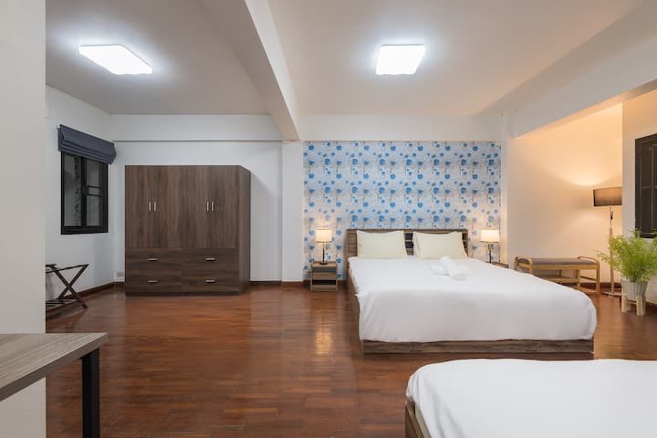 עולים לקומה השלישית, שם ממתינים חדר עם שתי מיטות קינג סייז, טלוויזיה 55אינץ ', סלון מרווח ומרפסת פרטית. חדר רחצה ושירותים ששופץ לאחרונה מוסיף לנוחות (קומה 3). 
