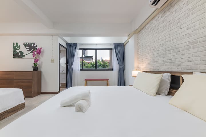 בקומה השנייה הזו יש גם חדר שינה שני עם שתי מיטות קינג סייז ואמבטיה פרטית מלאה, שמספקת גם נוחות וגם פרטיות. 