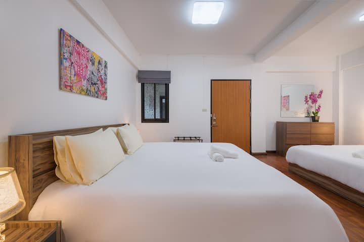 עולים לקומה השלישית, שם יש חדר שינה רביעי עם שתי מיטות קינג סייז. חדר רחצה ושירותים ששופץ לאחרונה מוסיף לנוחות ולפרטיות (קומה 3). 
