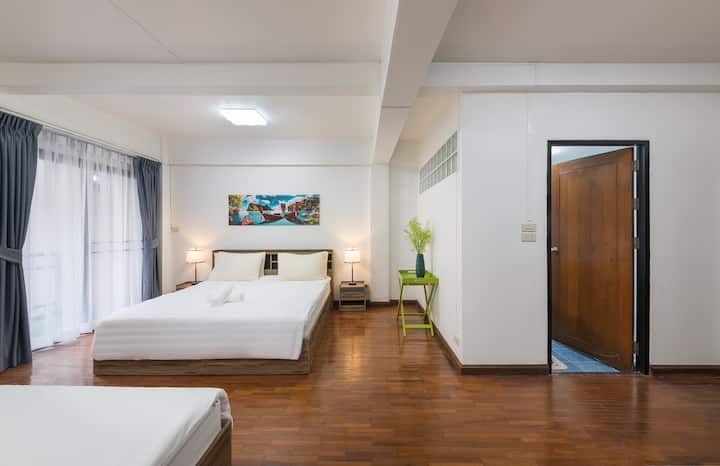 עולים לקומה הרביעית (חדר שינה 5), שם ממתינים חדר עם שתי מיטות קינג סייז, סלון מרווח ומרפסת פרטית. חדר רחצה ושירותים ששופץ לאחרונה מוסיף לנוחות ולפרטיות (קומה 4)