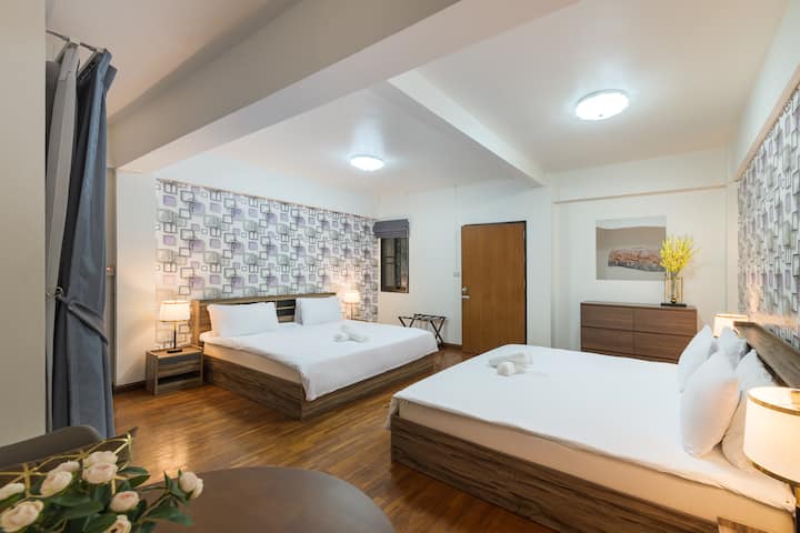 חדר שינה שישי מקסים עם שתי מיטות קינג סייז מגלם נוחות ופיתוי מודרני. החלל המדהים והמקסים הזה מעוצב בנגיעות מתחשבות, ומזמין אתכם ליהנות מנופים מדהימים של העיר (פלורידה הרביעית). 