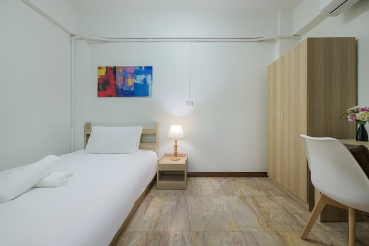 חדר שינה ראשון מקסים שמגלם חמימות ופיתוי מודרני. החלל הקטן אך המקסים הזה מעוצב עם גישה נוחה לאמבטיה מלאה (פלורידה הראשונה). 