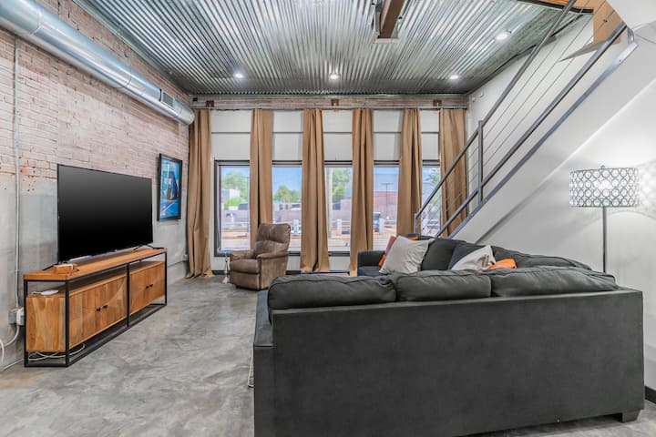 Downtown Escape- A Luxury Visit - Jonesboro, AR