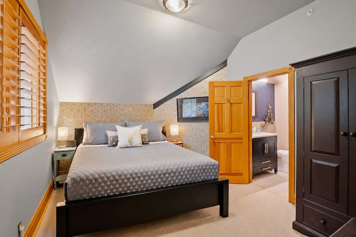 Située en haut de l'escalier, cette charmante chambre avec lit queen size dispose d'une salle d'eau attenante récemment rénovée avec une spacieuse douche à l'italienne.
