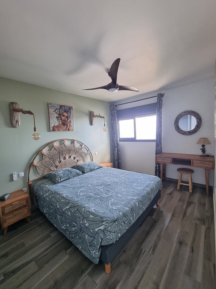 офис пространство с изглед към морето