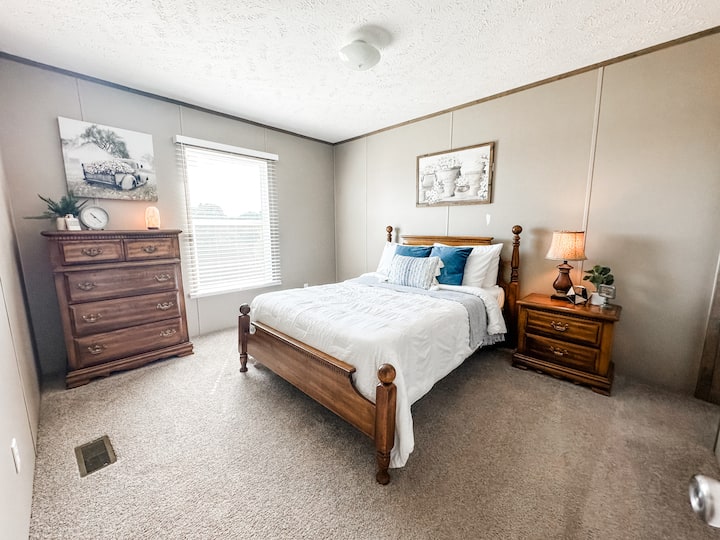 La chambre n °3 dispose d'un matelas de grande taille avec un coffre pour ranger tous vos vêtements.