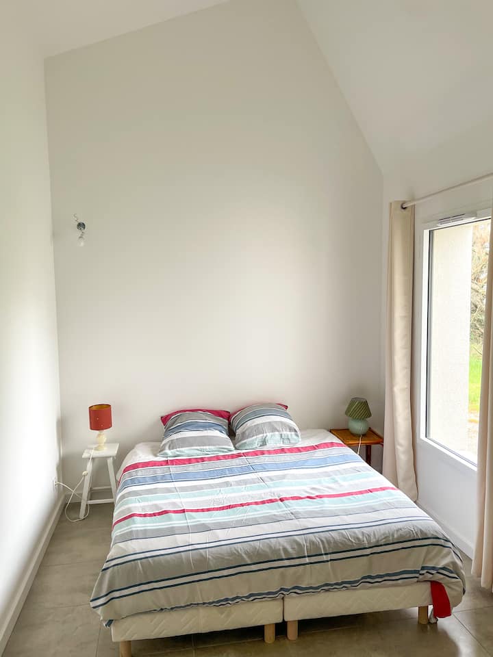 Disposición de la habitación con las 2 camas pegadas 