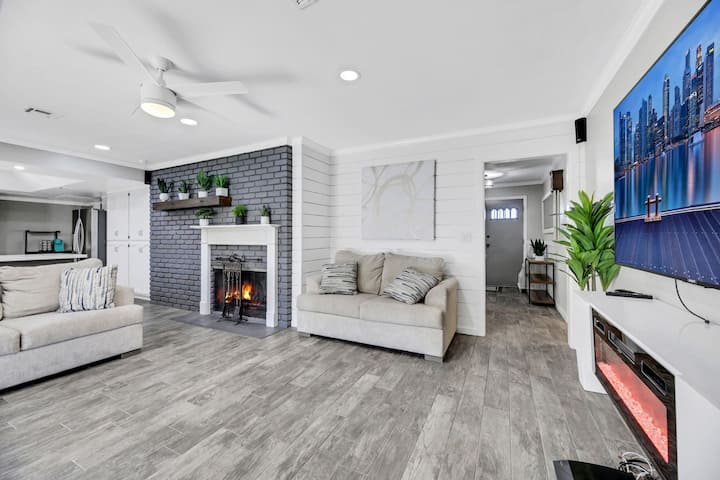 Modern Farmhouse Villa W/ Theater Room And Hot Tub - Las Vegas, NV