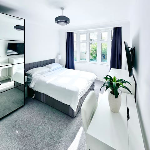 Spacious 3BR Home w/ easy access to Central London