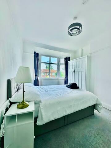 Spacious 3BR Home w/ easy access to Central London gallery image 5