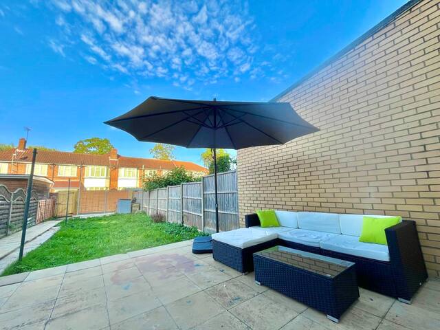 Spacious 3BR Home w/ easy access to Central London gallery image 2