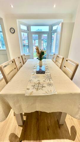 Spacious 3BR Home w/ easy access to Central London gallery image 4