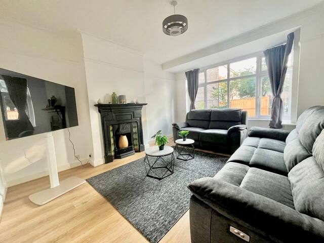 Spacious 3BR Home w/ easy access to Central London gallery image 3