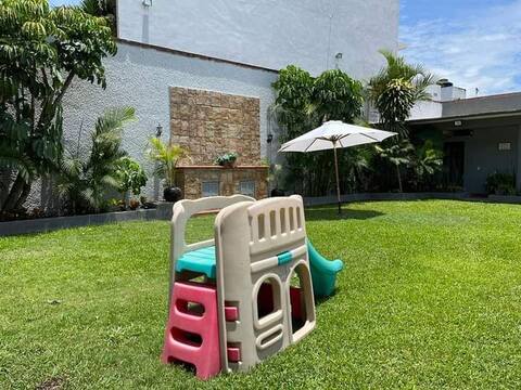 Jardín, alberca y habitaciones