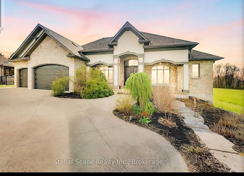 Perfect Cottage feel in the City. BBQ, POOL, GOLF