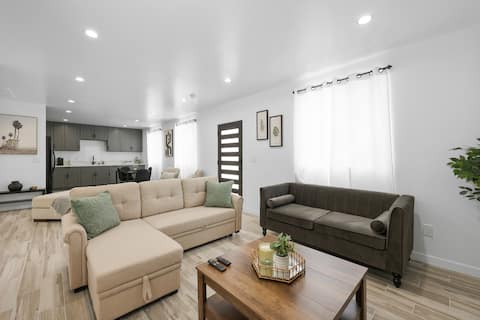 Stylish Home Near DTLA & Disney w/ Mini Golf+EV