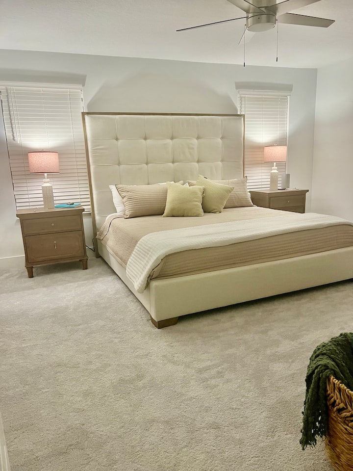 Suite de propietarios con una hermosa cama tamaño king, 2 cómodas, TV grande de pantalla plana, baño completo con bañera, ducha a ras de suelo, inodoro y gran vestidor. 