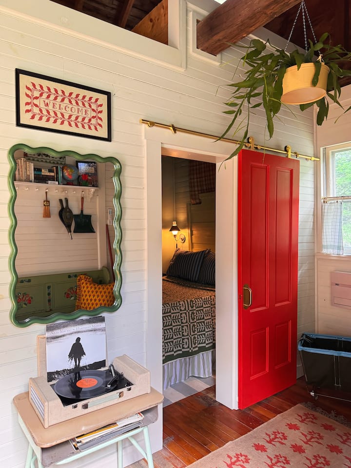 Frost Hill Schoolhouse - Cabins for Rent in Norway, Maine, United