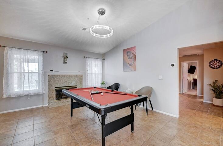 4 rooms, free pool spa heat,Close to strip/airport gallery image 4