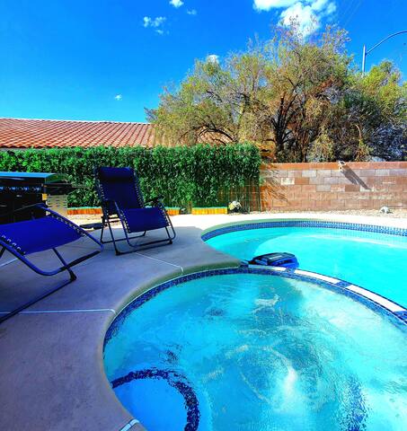 4 rooms, free pool spa heat,Close to strip/airport gallery image 3