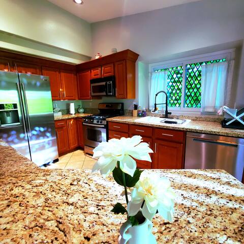 4 rooms, free pool spa heat,Close to strip/airport gallery image 5