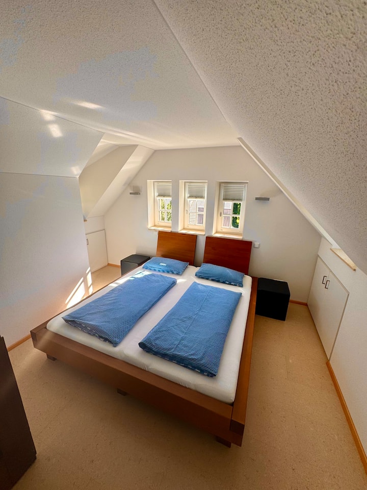 Dhomë gjumi me krevat ahu prej druri të vërtetë - gjatësi krevati dopio 200 cm gjerësi 180 cm 
Dritare me hije dhe ekran mushkonjash
