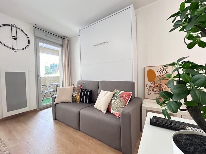 Couturier Studio Neuf Rdc Avec Balcon Proche Gare - Reims