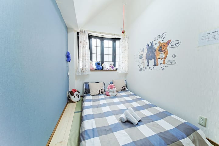 Colchón de 1 1.8 futón en el dormitorio con ventanas para niños. Tiene capacidad para 2 personas