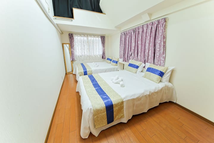 Dormitorio con ventanas 2 camas tamaño queen para 4 personas