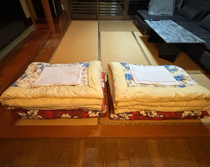 Vous pouvez aussi poser un futon sur le tapis de tatami et dormir.