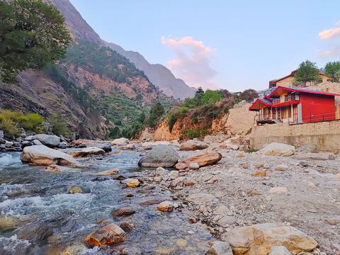Tranquil Retreat by the river in Tirthan Valley