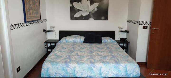 Amplio dormitorio con TV