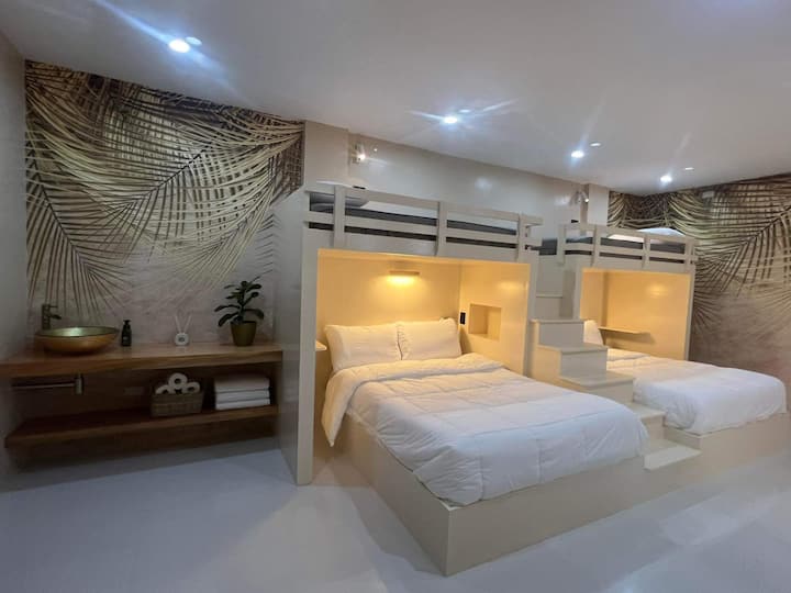 TROPA ROOM - good for 9 pax

3 bunk beds
Top bunk:  Single
Bottom bunk: Double