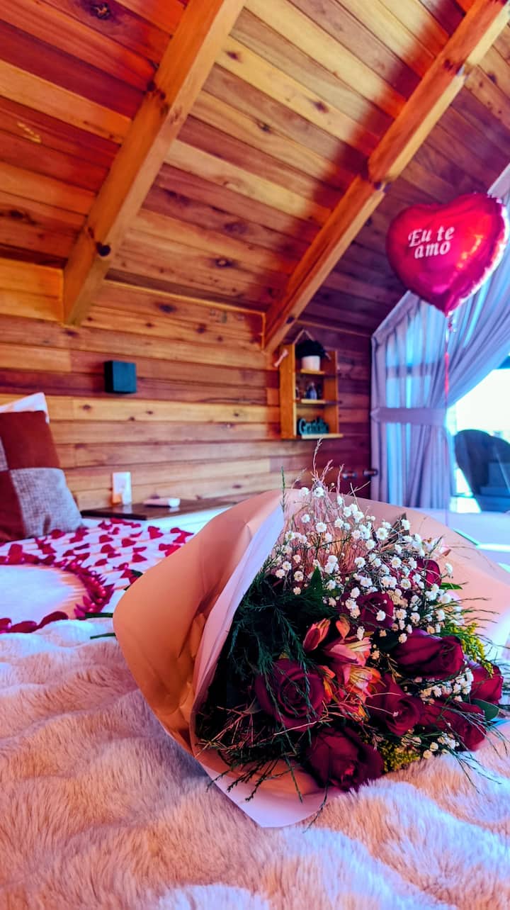 Pako romantike me buqetë trëndafilash dhe tullumbace me gaz heliumi (pako shtesë).