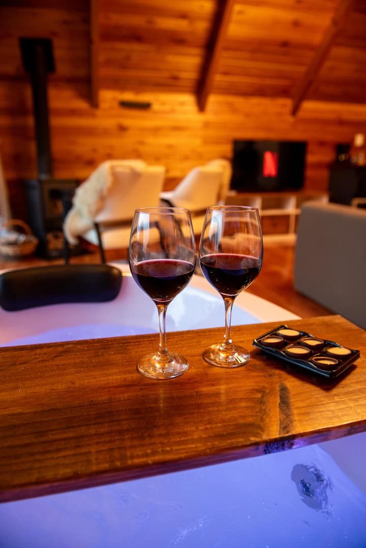 Vaskë me hidromasazh me pamje nga televizori.