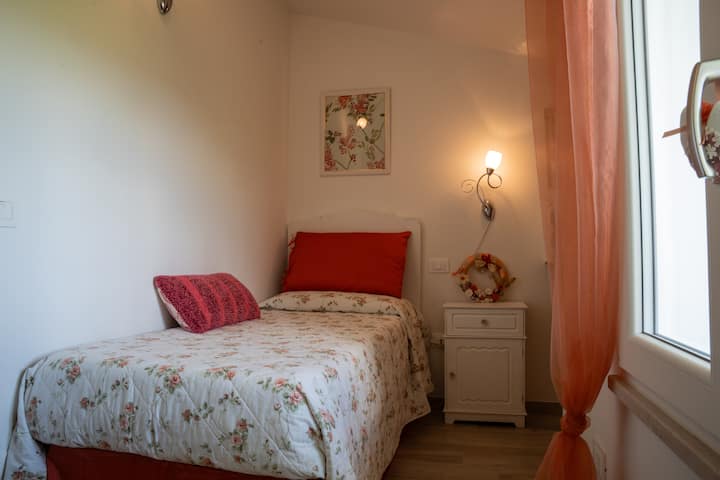 ห้องเดี่ยวที่เป็นกันเองและมีสีสันพร้อมเตียงเมมโมรี่โฟมใหม่ตู้เสื้อผ้าแบบวอล์คอินพร้อมตู้เสื้อผ้าและหน้าต่างพาโนรามาขนาดใหญ่