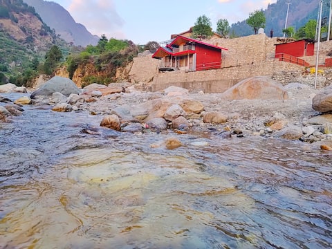 Riverside Bliss – Cozy Cottage in Tirthan Valley