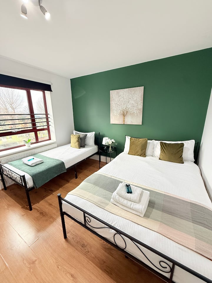 Room For 3 People In Portobello - London