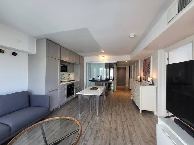 28th flr S View 2Bed/2FullBath, Kartell&Lumas Deco gallery image 3