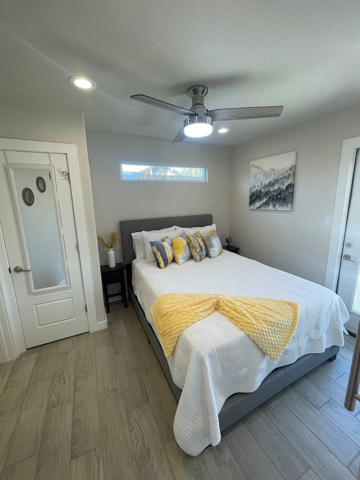 „Приканващо легло „queen size“ с удобни и чисти спални комплекти – идеално за двойки, които посещават Фредериксбърг.“