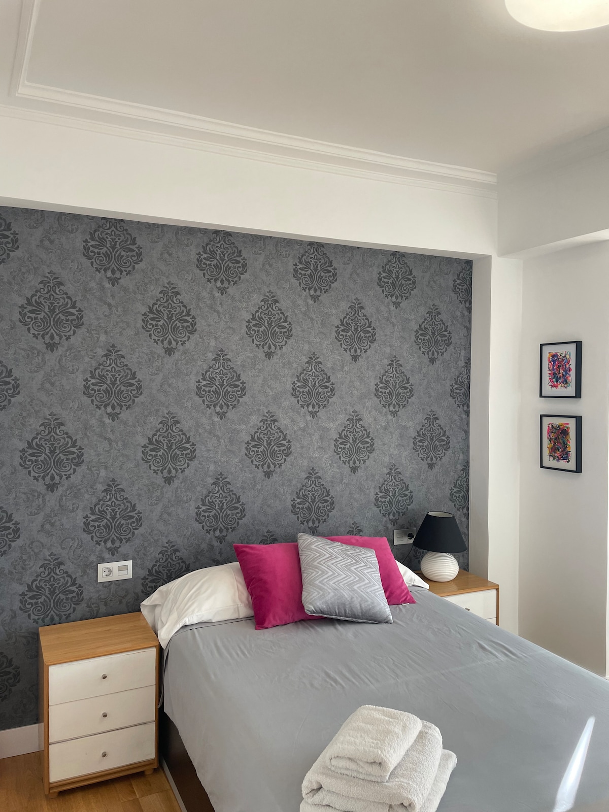 Двойна стая с изглед на запад, 11 м² със светлина и естествена вентилация.  Ключ за достъп, климатик, легло от 135 см, огледало в цял ръст, плетен фотьойл, чекмедже, маси и бюро с офис стол. 