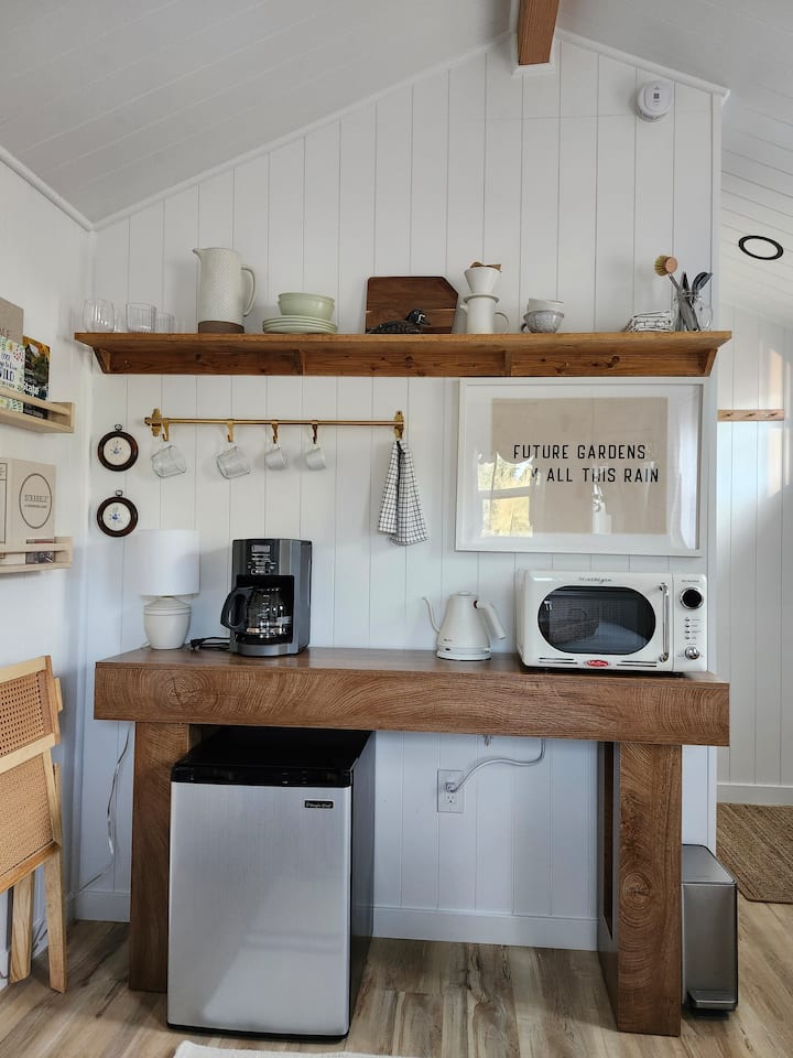 Tiny Urban Cottage Between Airport & Stadiums - Renton, WA