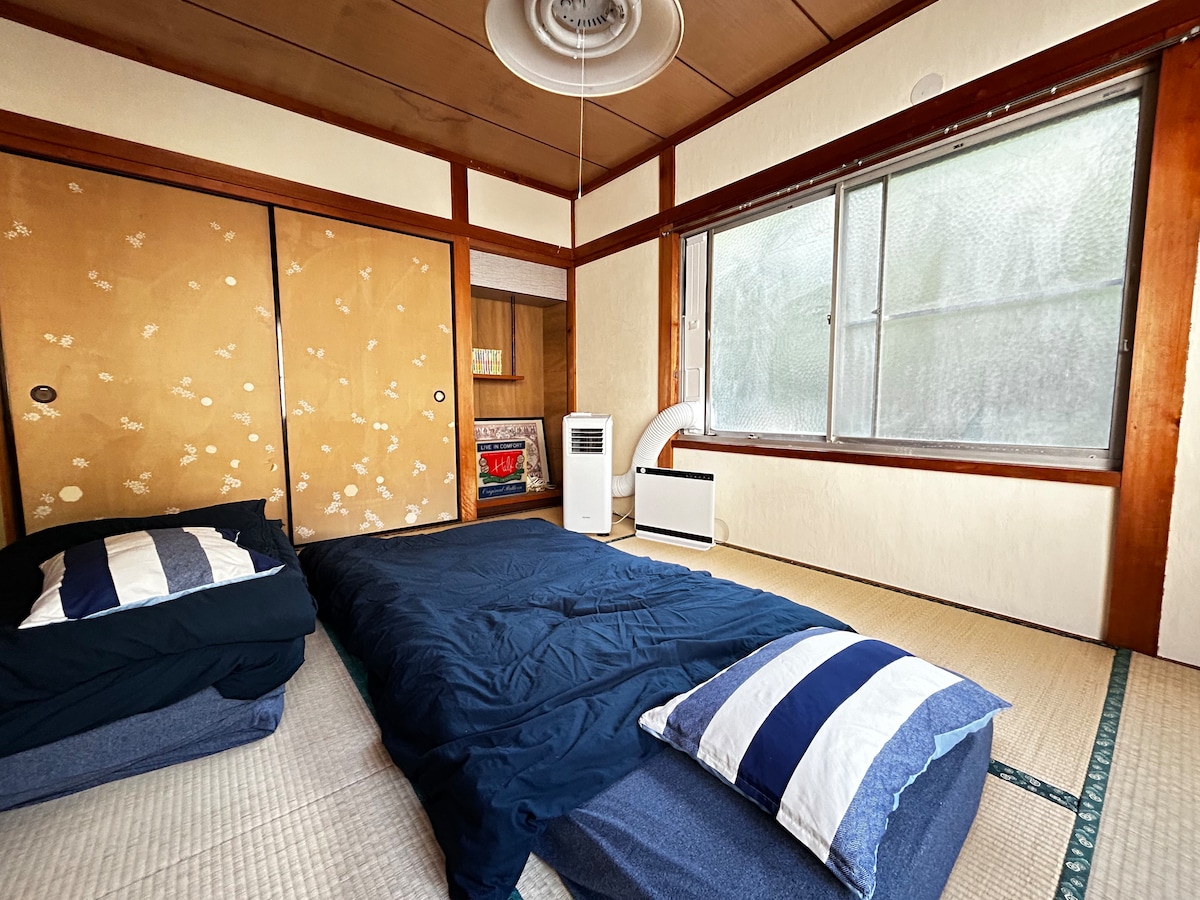 Tunatoa seti mbili za futoni na starehe katika chumba cha mtindo wa Kijapani cha mikeka ya tatami.Furahia wakati wa kupumzika kwenye futoni laini.
Kiyoyozi na kipasha joto cha feni kilichotolewa kwa ajili yako.