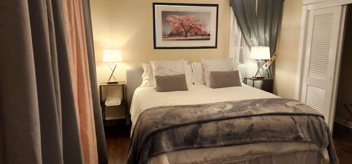 Ძირითადი ფლიგელი წმინდა ღრუბლოვან საწოლზე. Ოთახში არის სენსორული სანათები დამტენი პორტებით. Კარადაში არის ჩვილის საწოლი და ბარგის საკიდი